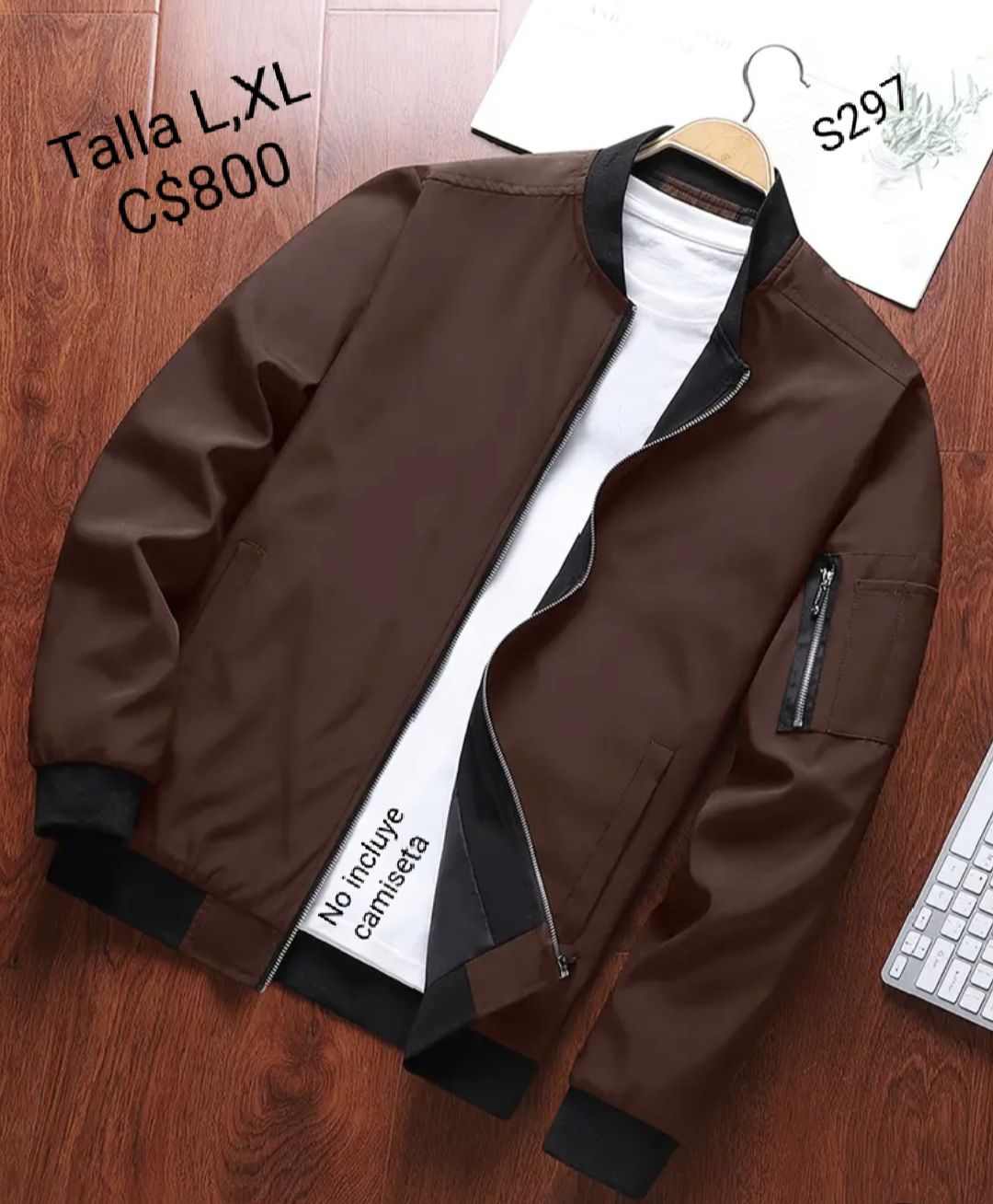 Chaqueta estilo impermeable color rojo vino con ziper en manga izquierda.