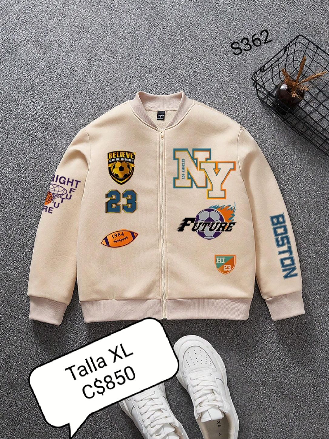 Chaqueta estilo universitaria color crema con multiestampado