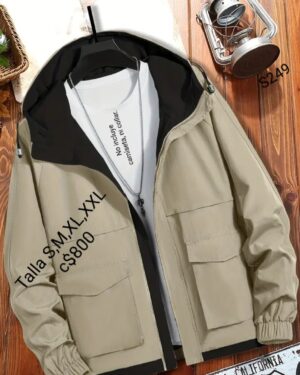 Chaqueta caqui con bordes negros estilo impermeable.