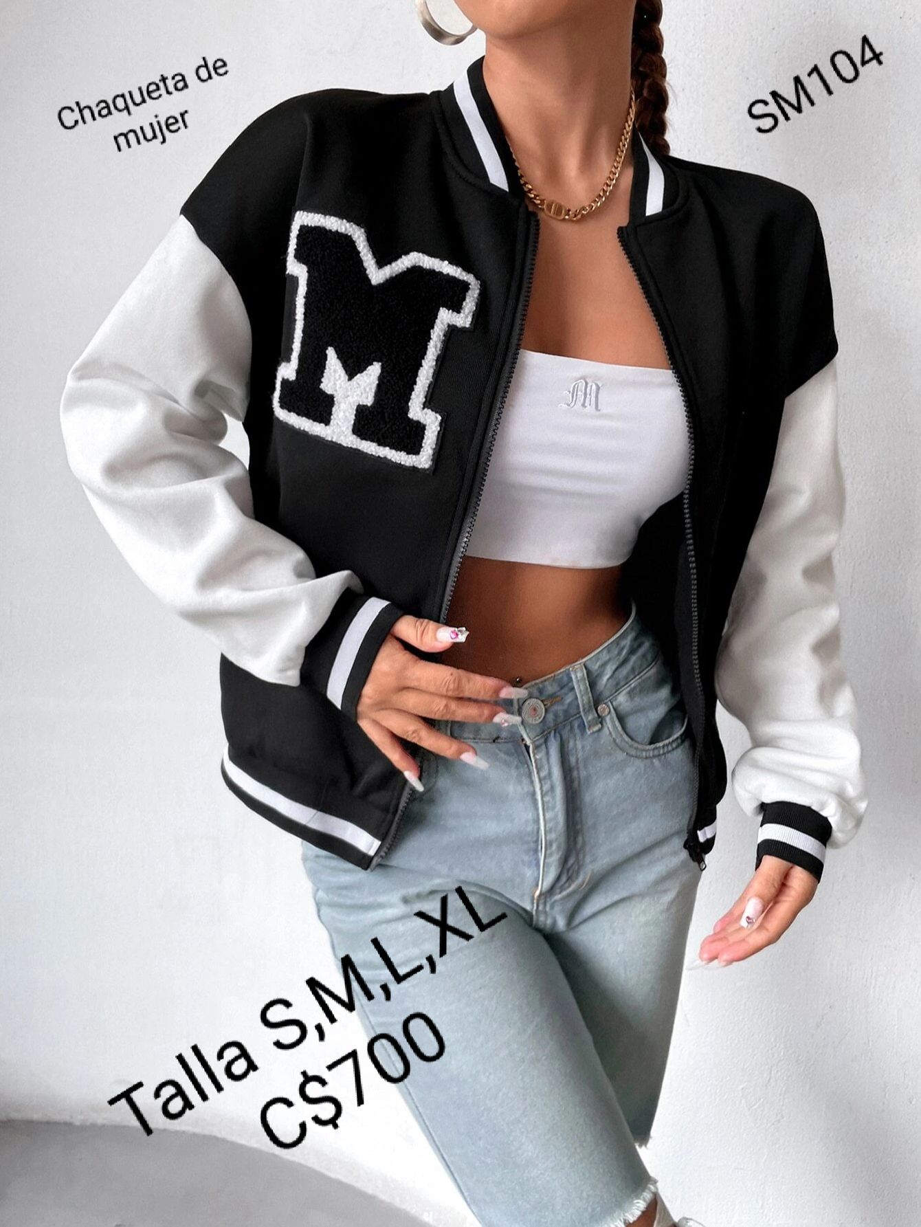 mangas blancas estampado de letra M